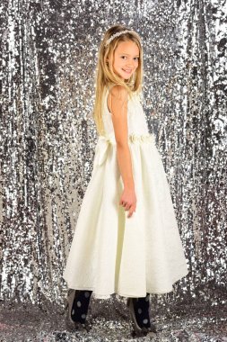 Gümüş arka plan, güzellik moda modeli. Şık elbiseli küçük kız balo. Moda ve güzellik, küçük prenses. Bak, Kuaför, makyaj. Elegance şık seksi elbiseli kız çocuk.