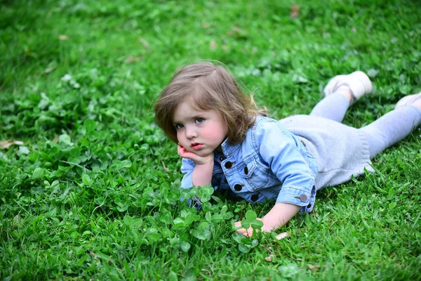 女孩躺在夏天或春天的草地上 女孩在绿色的草地上放松 — 图库照片