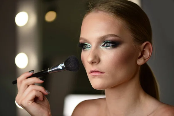 Schöne Teenager Mädchen Anwendung Kosmetischen Puders Auf Das Gesicht Mit — Stockfoto