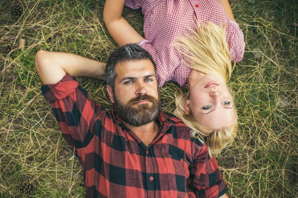 Par Kärlek Koppla Grönt Gräs Skäggig Man Och Kvinna Med — Stockfoto