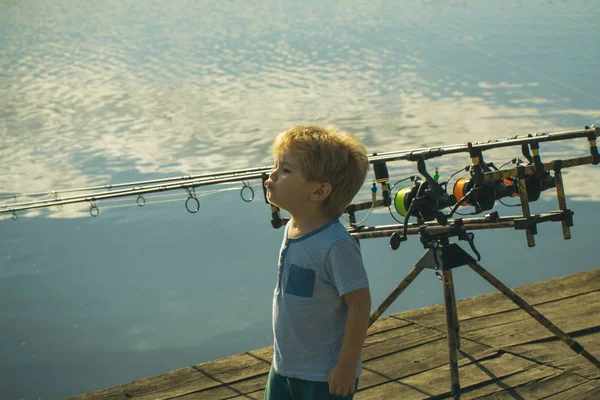 少年は川にある釣り桟橋の上に立つ — ストック写真