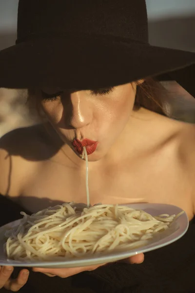 Спагетти Руках Элегантной Женщины Черной Шляпе Спагетти Итальянская Традиционная Еда — стоковое фото