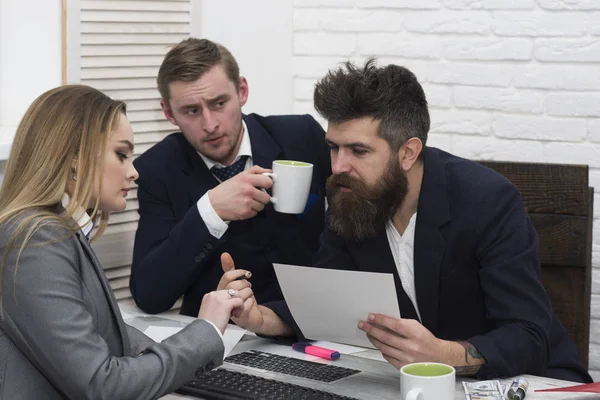 Soci Affari Uomini Affari Riunione Precedenti Ufficio Capi Intervistano Una — Foto Stock