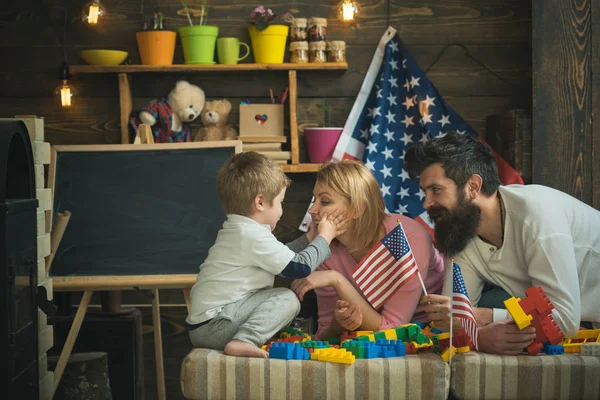 Rodziców Uczy Syna Amerykańskiej Tradycji Gry Cieszyć Się Rodzicielstwa Dziecko — Zdjęcie stockowe