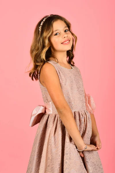 Κοριτσάκι Μοντέρνο Φόρεμα Prom Μόδα Και Ομορφιά Μικρή Πριγκίπισσα Κοίτα — Φωτογραφία Αρχείου