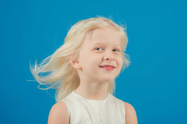 Salon Coiffure Avec Enfant Blonde Coiffeur Tendance Petite Fille Aux — Photo