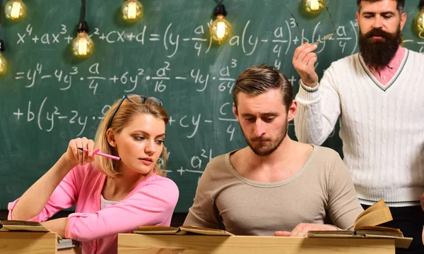 Insegnante Barbuto Docente Professore Che Osserva Gli Studenti Durante Test — Foto Stock