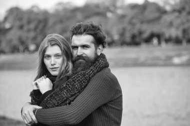 Sonbahar parkında genç bir çift