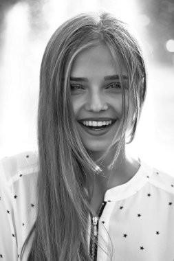 sarışın sevimli kız güneşli