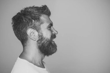 mutlu yüz üzerinde uzun sakallı