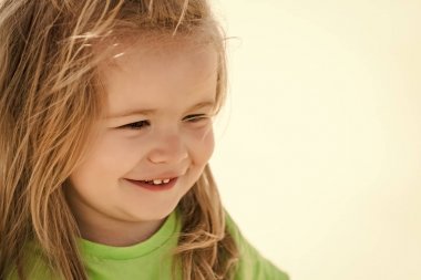 Çocuk şirin mutlu güler yüz ile küçük çocuk