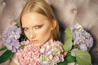 Ortanca çiçek gri duvar ile makyaj modeli