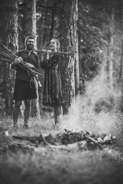 Adam yakacak odun grup ile