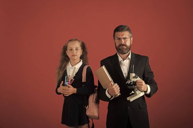 Mikroskop, kitap ve Kırtasiye çocuk ve eğitmen tutun