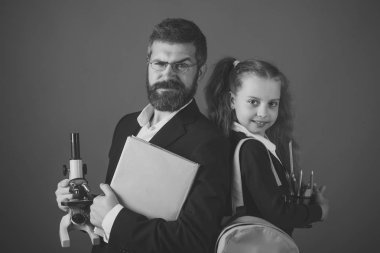 Baba ve pişmiş toprak gururlu ve mutlu yüzleri ile kız öğrenci