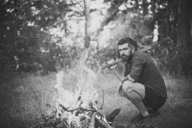 Adam oduncu balta ile şenlik ateşi ateşe bak