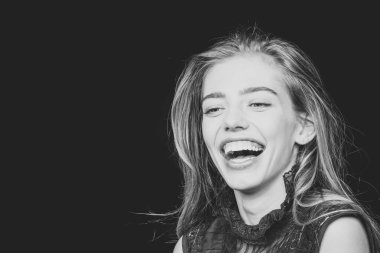 Şık uzun saç ve makyaj yok kadın ile.