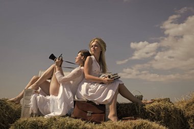 Daktilo ile sarışın kadın