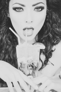 genç kadın içme mojito