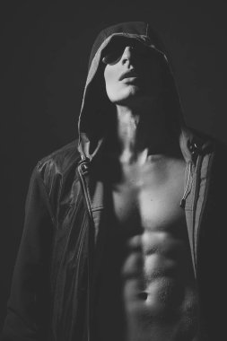 Kukuleta ile ceketli çocuk