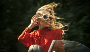 İş gezisi veya komut verme, mutlu kız sürücü.