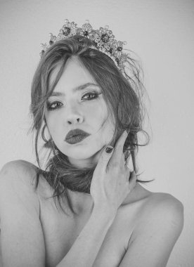 Zarif lüks kadın portre takı. Altın taç. Kadın gri duvar arka plan üzerinde