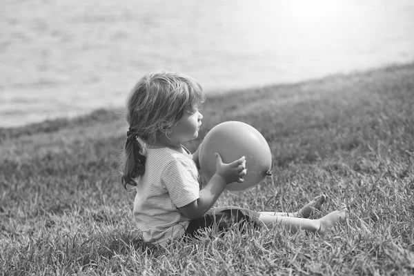 Χαριτωμένο μωρό αγόρι με βιολετί παιχνίδι μπαλόνι — Φωτογραφία Αρχείου