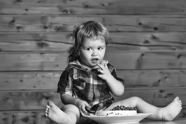 Mignon garçon mange gâteau — Photo