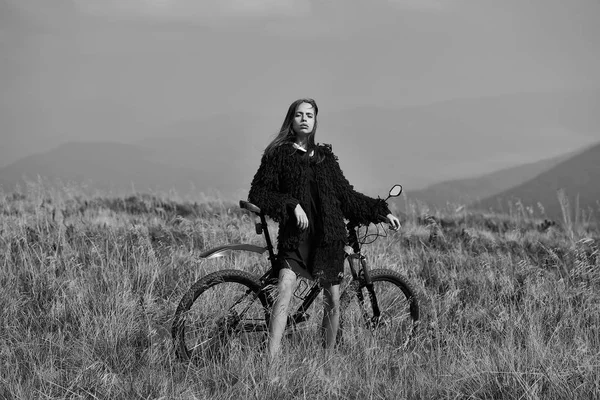 Bastante sStop con hierba al aire libre. Mujer con bicicleta . — Foto de Stock