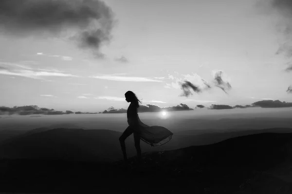 Dağlarda günbatımı veya gündoğumu kadın — Stok fotoğraf