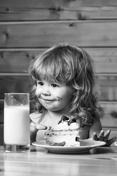 Menino pequeno com bolo de morango e iogurte — Fotografia de Stock