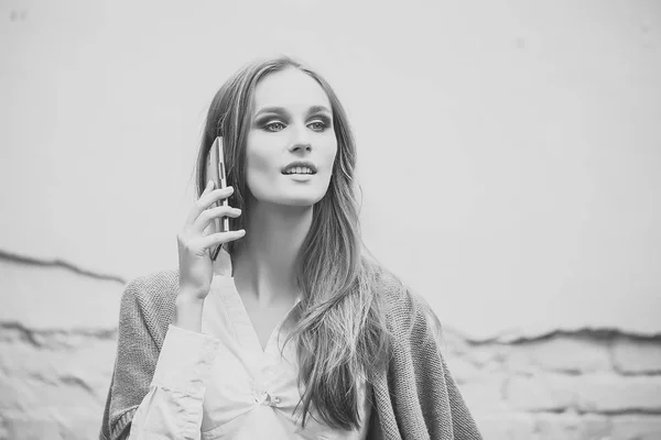 Žena hovoří na telefonu — Stock fotografie