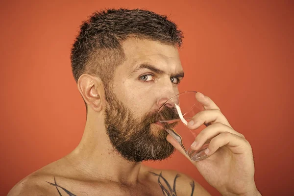 Mannen med skägg på ansikte dricka vatten från glas — Stockfoto