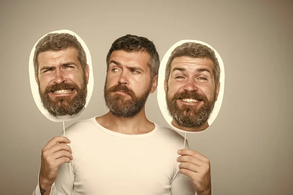 Hipster met ernstige, gelukkig en eng gezicht greep portret naamplaatje. — Stockfoto