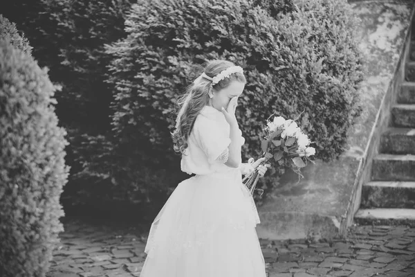 Novia, dama de honor y ceremonia de boda . — Foto de Stock