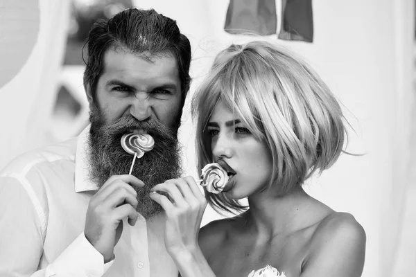 Glamour pareja comer piruleta — Foto de Stock