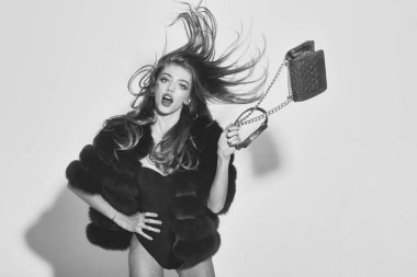 kürk çanta ile uzun saçlı çok seksi kadın