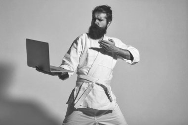 kimono dizüstü bilgisayar ile ciddi karate adam sakallı