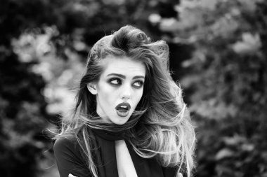 seksi genç kadın uzun saçlı