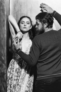 Ciddi sakallı adam kucaklama güzel kız