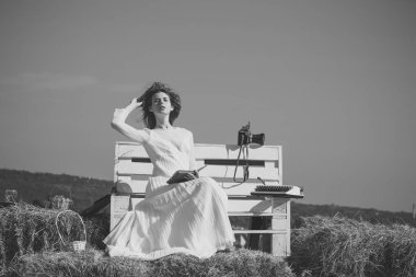 Bayan Beyaz elbise ve çelenk güneşli