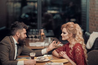 Bir restoranda gülümseyen genç çiftin samimi görüntü