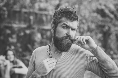 sonbahar parkta bankta kızla sakallı