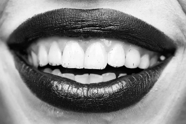 Sexy labios femeninos —  Fotos de Stock