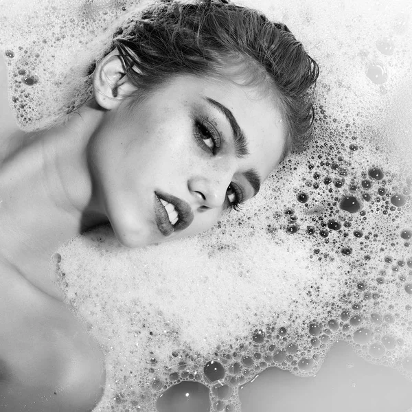 Kacér nő bath-ban — Stock Fotó