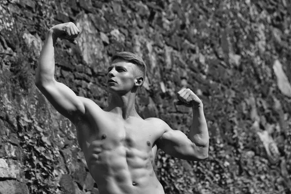 Fisiculturista muscular posando ao ar livre — Fotografia de Stock