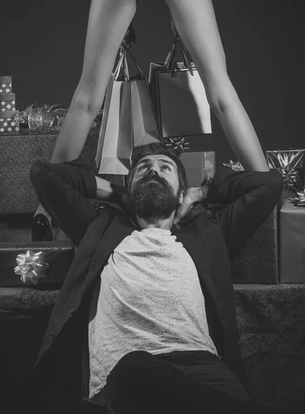 Homem de Natal com barba na caixa atual em fundo azul. Férias de inverno e xmas. O Pai Natal barbudo. Dia de boxe e festa celebração . — Fotografia de Stock