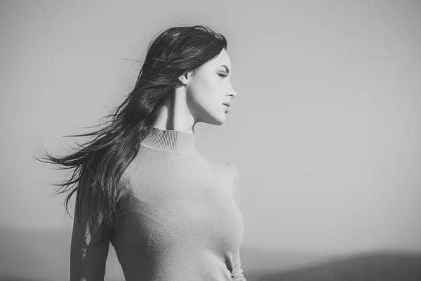 Dívka nebo žena s dlouhé tmavě hnědé vlasy v šedém svetru — Stock fotografie