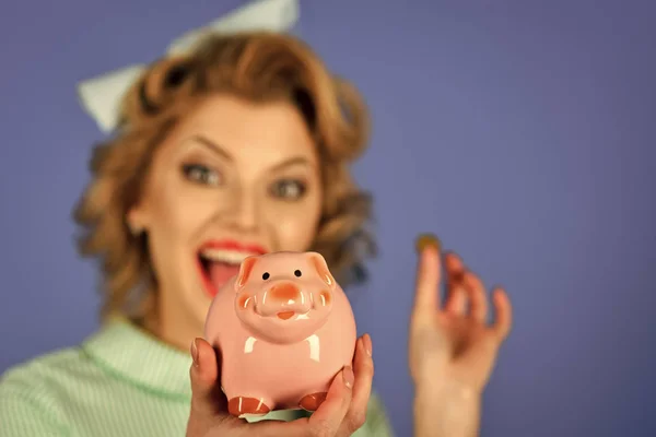 Crisis and loan, credit, retro woman. — Stock Photo, Image