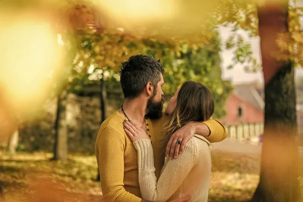 Par i kärlek. Kärleksrelation och romantik. Mannen och kvinnan vid Gula löv. Höstens glada par flicka och man utomhus. Par i kärlek i höst park. — Stockfoto